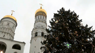 На Соборной площади Кремля украсили главную новогоднюю елку России