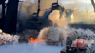 Клубы черного дыма: плавучий кран загорелся в районе Сибирского затона