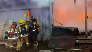 Появились кадры пожара на складе в центре Москвы
