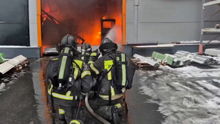 В Тульской области говорит здание цеха по производству сендвич-панелей: видео