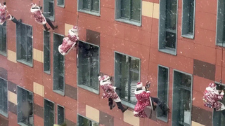 «Новогодний десант» поздравил маленьких пациентов Морозовской больницы с наступающими праздниками