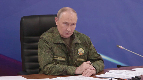 Владимир Путин посетил один из пунктов управления Объединенной группировки войск и заслушал доклады военных