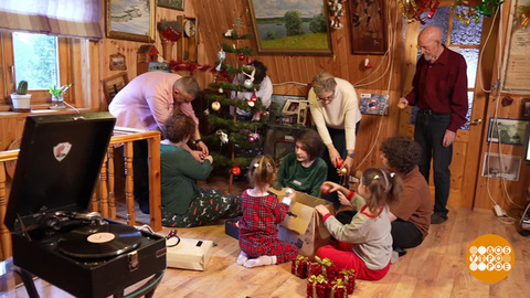 Четыре поколения у новогодней елки. Доброе утро. Фрагмент 