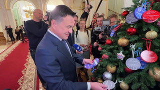 Руководители разных ведомств принимают участие в доброй новогодней акции «Елка желаний»