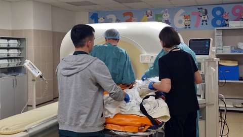 12-летний ребенок, пострадавший в Хорлах при обстреле ВСУ, доставлен в Москву