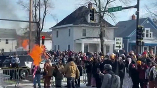 В США начались массовые протесты и беспорядки после того, как агент миграционной службы застрелил женщину