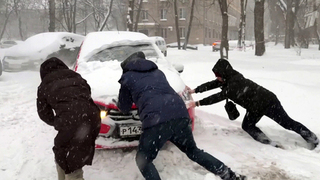 В уборке снега в Москве задействованы 130 тысяч человек и более 15 тысяч единиц техники