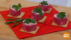 Готовим роллы из салями с овощной начинкой. Доброе утро. Фрагмент 