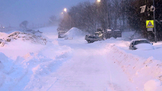 Камчатка переживает мощный циклон: аэропорт закрыт, на дорогах коллапс, отменены занятия в школах