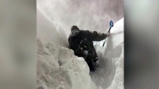 На Камчатке после небывалого снегопада появились сугробы в человеческий рост