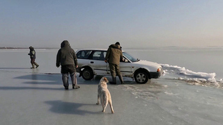 Сотрудники МЧС проводят рейды на замерзших водоемах
