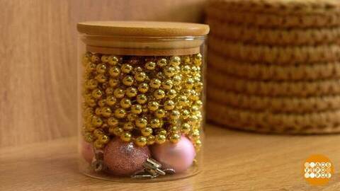 Гирлянду — на плечики, шарики — в коробку. Доброе утро. Фрагмент 