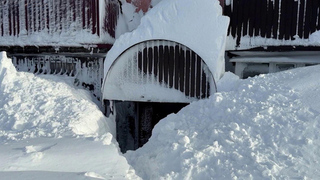 На Камчатке жители некоторых многоквартирных домов оказались заблокированы из-за снежных завалов