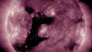 Ученые опубликовали кадры необычной корональной дыры на Солнце