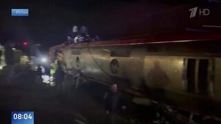 Два скоростных поезда столкнулись в Испании: кадры последствий