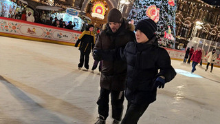 На ГУМ-катке состоялся благотворительный вечер для подопечных фонда «Жизнь в движении»