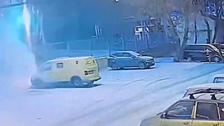 Появились кадры поджога коробки с петардами под автомобилем в Москве