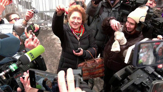 Судебные приставы передали ключи от квартиры Ларисы Долиной адвокату новой владелицы Полины Лурье