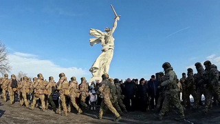 Тысячи волонтеров ежедневно доставляют грузы и организуют сборы для бойцов на передовой