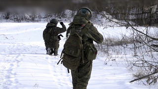 Бойцы инженерных войск обеспечивают безопасные коридоры для движения пехоты и техники