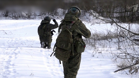 Бойцы инженерных войск обеспечивают безопасные коридоры для движения пехоты и техники