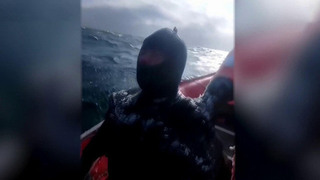 Сотрудники МЧС доставили на берег водолаза, потерявшегося в море на Сахалине