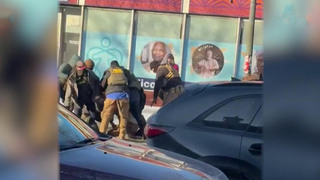 В США началась новая волна массовых протестов против миграционной полиции после ЧП в Миннеаполисе