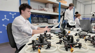 В российских школах детей начали обучать работе с беспилотниками