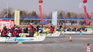 На севере Китая прошли гонки на лодках-драконах по льду