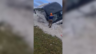 В Новороссийске 23 человека оказались заблокированы в съехавшем в кювет автобусе