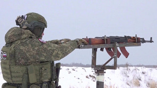 Добровольцы-резервисты под руководством опытных инструкторов проходят тщательную подготовку