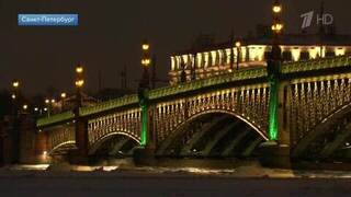 Мосты в Санкт-Петербурге подсветили в цвета ленты Ленинградской победы: кадры