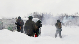 По всей России мужчины приходят на пункты отбора и записываются добровольцами