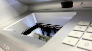 Что делать при блокировке перевода и как этого не допустить: объясняют эксперты