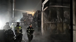 В Калуге загорелся бывший завод Volkswagen: кадры тушения