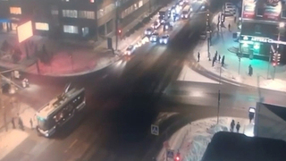 Троллейбус сбил школьника на пешеходном переходе в Омске