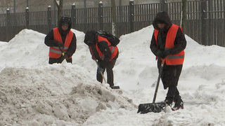 В Москве из-за рекордного снегопада высота сугробов достигла 60 сантиметров