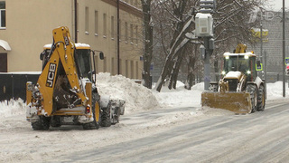 На улицы Москвы выведена вся техника и тысячи человек убирают снег вручную