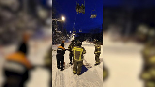 В Подмосковье 50 человек застряли на горнолыжном подъемнике: видео