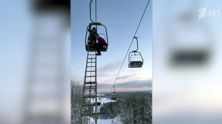 На горнолыжном курорте в Подмосковье около пятидесяти человек застряли на подъемнике