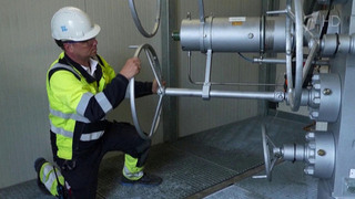 Заполненность газовых хранилищ ФРГ упала ниже критической отметки