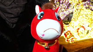 Главным сувенирным хитом в Китае в этом году стала фигурка грустной лошадки