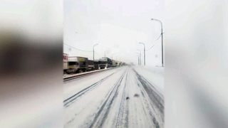Из-за погоды многокилометровые пробки образовались на трассах сразу в нескольких российских регионах