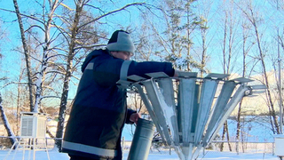 Метеоролог показал, как с помощью ведра измеряется количество осадков