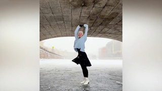 В Петербурге туристы устраивают массовые фотосессии и прогулки на каналах и реках