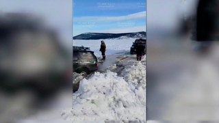 «Живая» трещина: появились кадры провалившейся под лед машины в Магадане