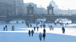 В Петербурге люди массово выходят на лед, вопреки запретам и здравому смыслу