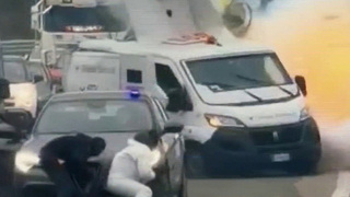 В Италии группа грабителей на машинах с мигалками и автоматами напала на фургон инкассаторов на трассе