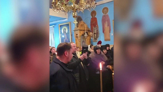 В Молдавии в селе Деренеу местные жители пытаются отстоять храм