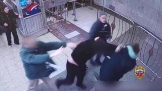 В столичном метро мужчина сломал скулу не пропустившему его на эскалаторе: видео
